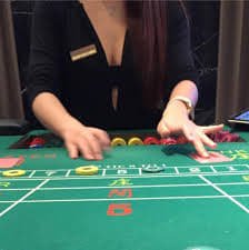 yoyo app interface showing football markets and live-dealer table options